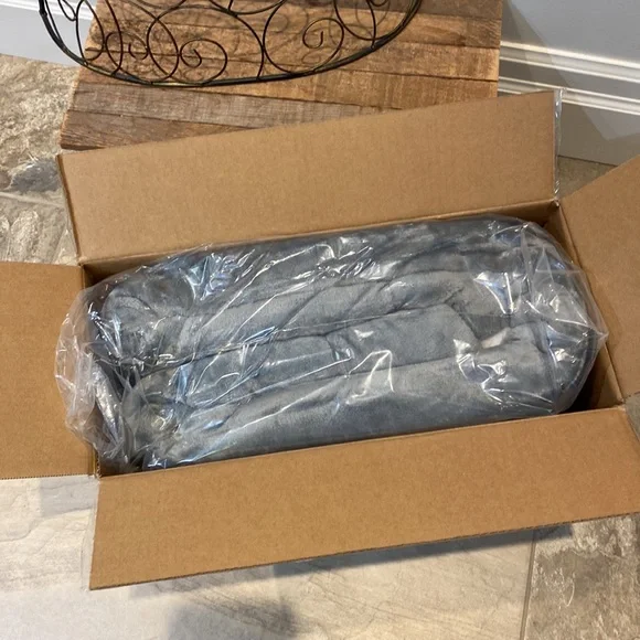 Amazon Basics Sherpa Throw - Picture 5 of 9